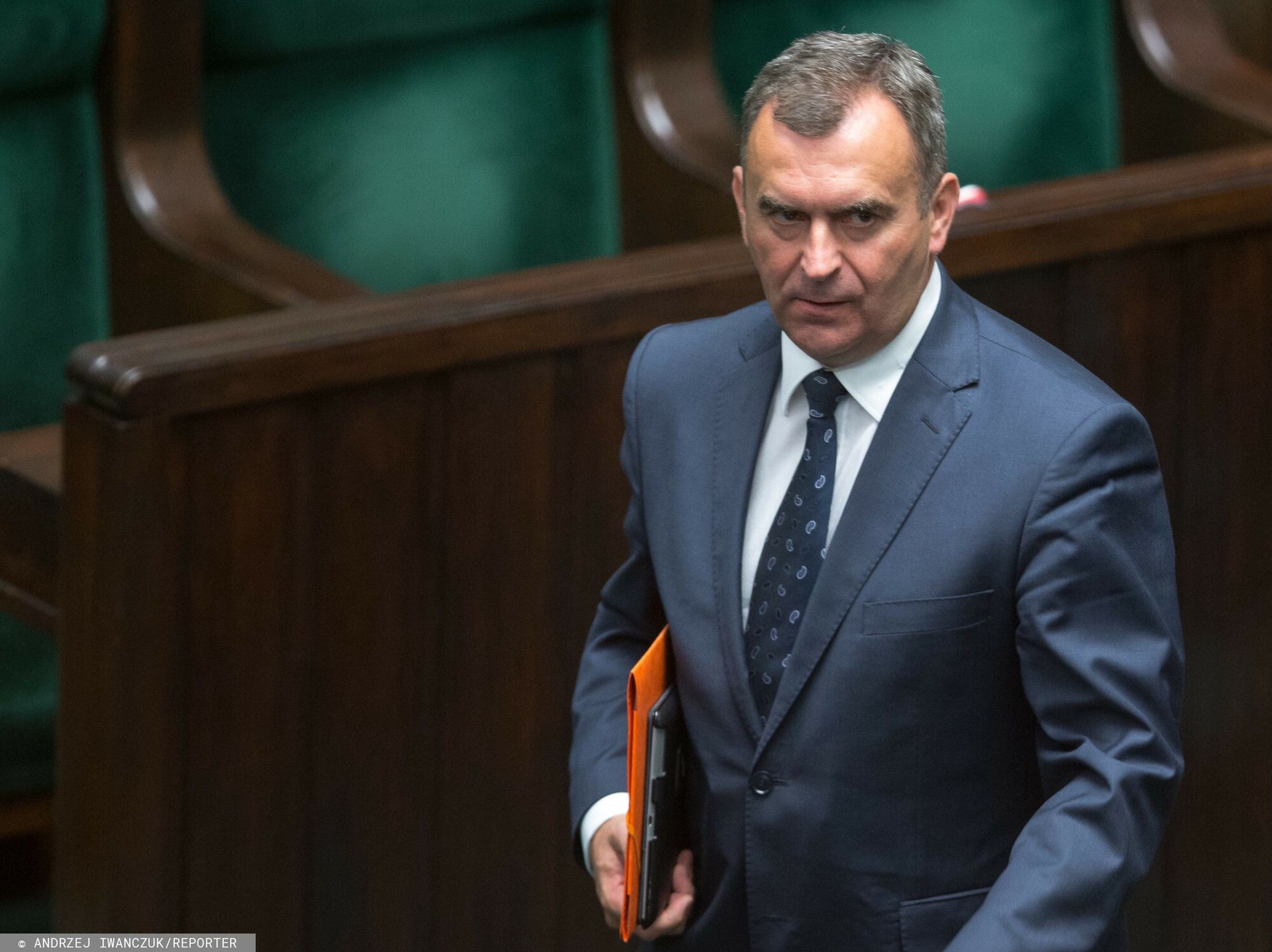 DCode46's tweet card. Włodzimierz Karpiński, były minister skarbu państwa, wyraził zgodę na objęcie mandatu europosła - podało RMF FM. Był czwarty w kolejce, a na dodatek przebywa w areszcie. Mandat europosła da mu jednak...