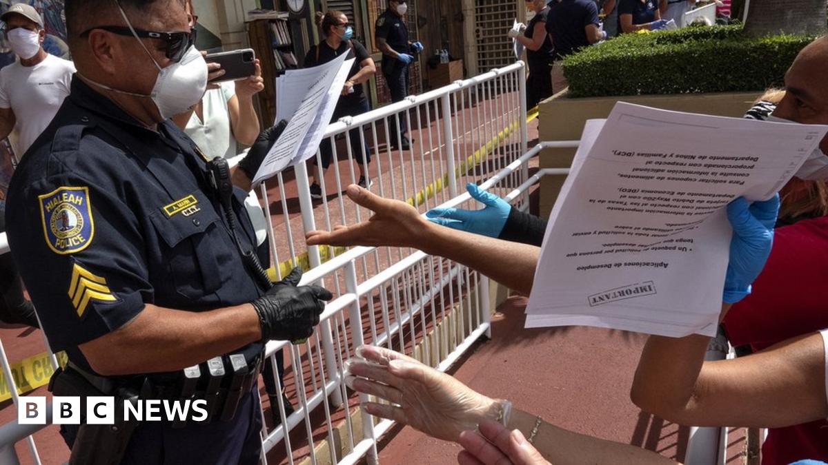 StevenDickens3's tweet card. Data shows a further 4.4 million Americans applied for unemployment benefits in the past week.