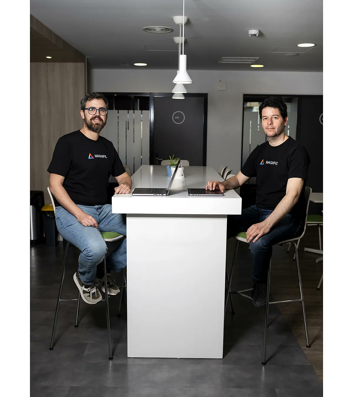 elmundoes's tweet card. Antes de Magnific existían ya herramientas para redimensionar el tamaño de una imagen, pero el peaje siempre era una pérdida de calidad. Después aparecieron propuestas como la...