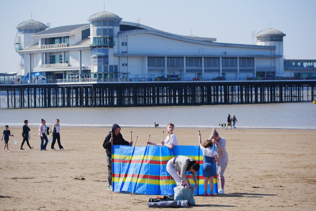 robinsnewswire's tweet card. The Met Office warned of summer heatwaves with the average temperature reaching 17C through these months