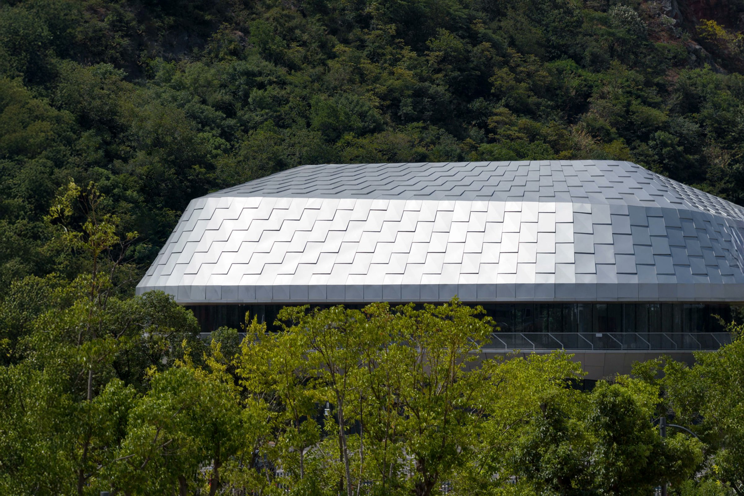 urdesignmag's tweet card. Discover the Hushan Sports Park Swimming Center in Jiangshan, a professional-grade sports facility by LYCS Architecture. Featuring a stunning scale-like facade with parametric modeling, the center...