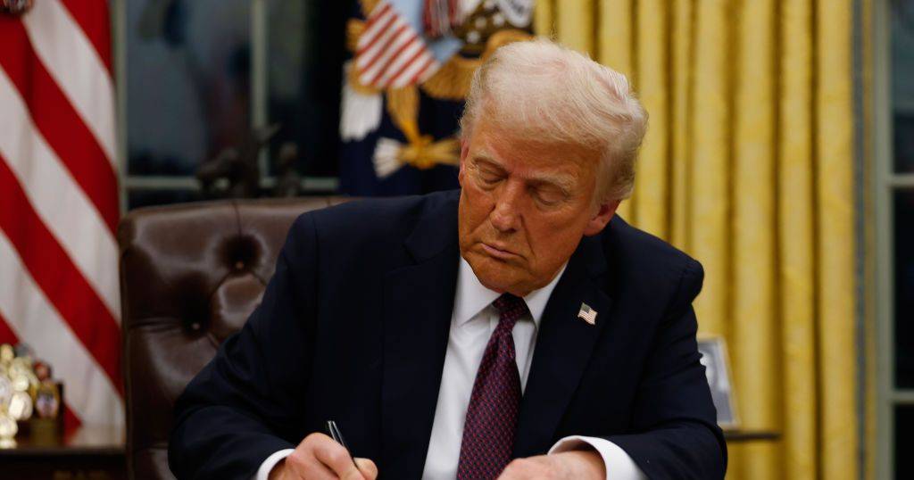 P3droMap's tweet card. Trump anunciou que irá aplicar tarifas, restrições de vistos e outras medidas de retaliação contra a Colômbia, depois de as autoridades colombianas terem rejeitado receber dois voos que transportavam...