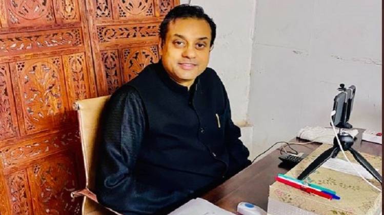 aajtak's tweet card. पुलिस को दी गई शिकायत में कहा गया है कि संबित पात्रा ने 10 मई को ट्वीट कर दो पूर्व प्रधानमंत्री पंडित जवाहर लाल नेहरू और राजीव गांधी पर कश्मीर मामले और सिख विरोधी दंगे व बोफोर्स घोटाले को लेकर झूठा...