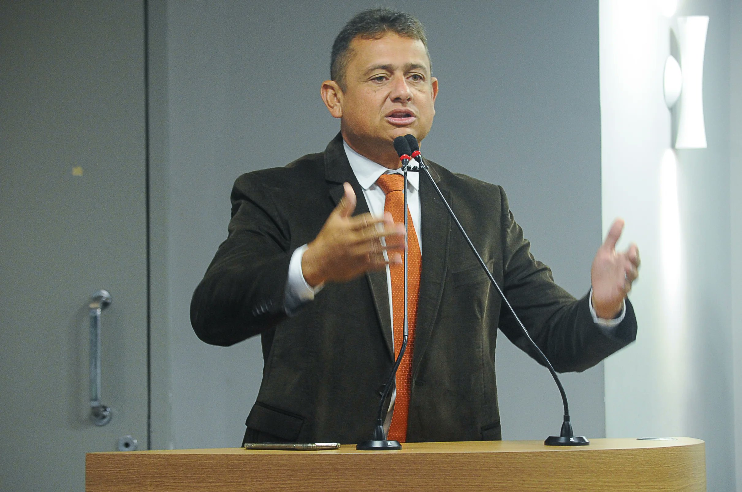 PoderParaiba's tweet card. deputado estadual Walber Virgolino (PL), que confirmou publicamente sua intenção de concorrer na eleição suplementar