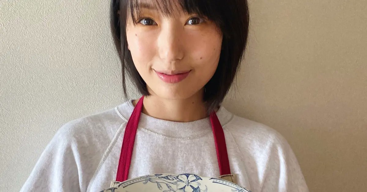 BAILA_magazine's tweet card. SNSでも大人気の料理家・管理栄養士、長谷川あかりさん。簡単でおいしく、体に優しい“ご自愛ごはん”のレシピを月2回ご紹介いたします。第37回のレシピは、炊飯器にお任せでOKのワンプレートごはん「まるごとチキン＆ズッキーニの炊き込み」です！