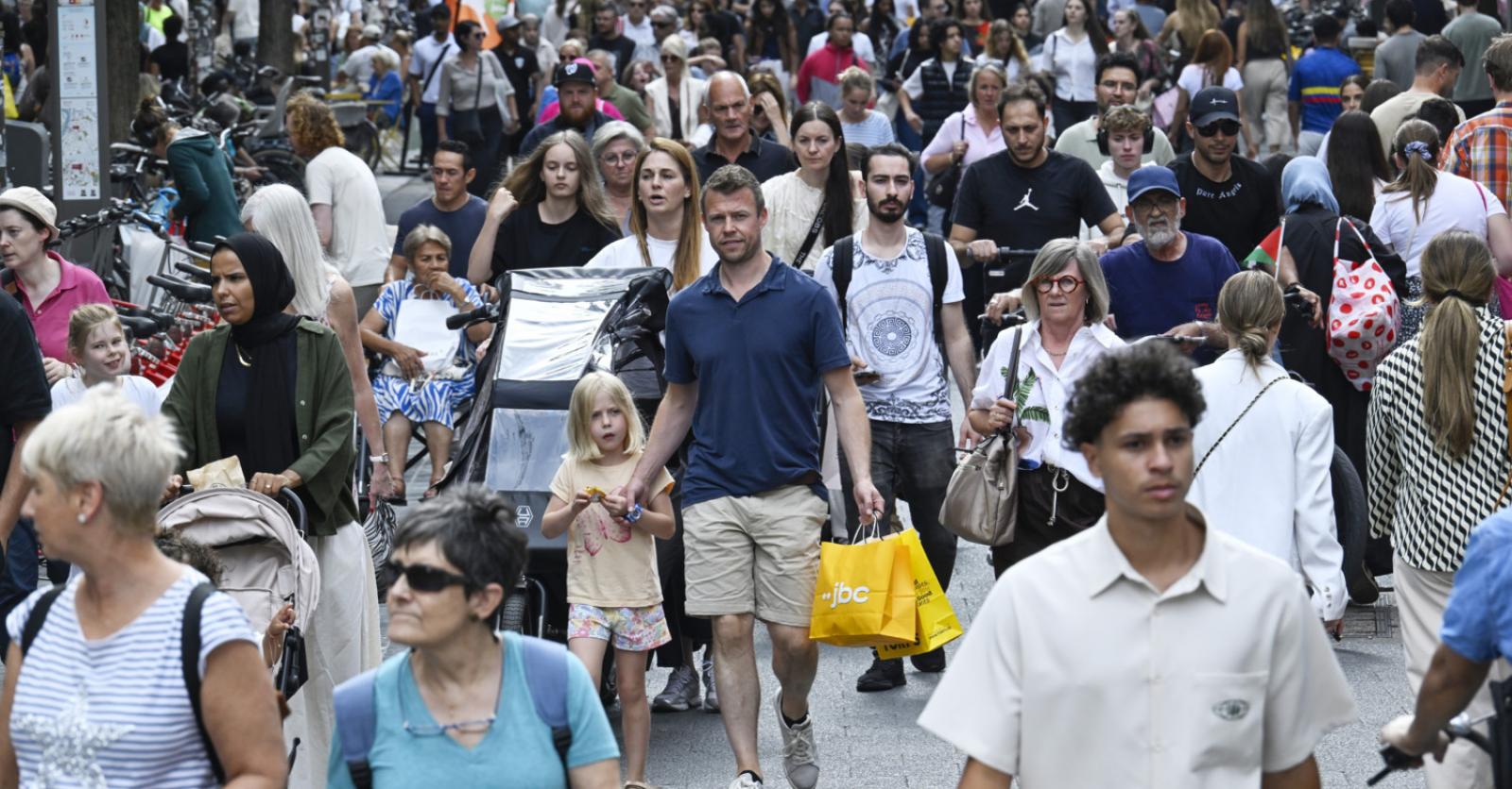 texvanb's tweet card. De Vlaamse regering onderzoekt waar in Vlaanderen ‘parallelle gemeenschappen’ bestaan, tot op straatniveau. Onderzoekers waarschuwen voor stigmatisering.