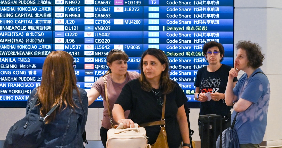 nikkei's tweet card. 政府は2026年度にも査証（ビザ）の申請にかかる手数料を欧米並みに引き上げる。訪日外国人（インバウンド）の増加を受け、発行コスト増や物価高を手数料に反映する。オーバーツーリズム（観光公害）の軽減にもつなげる。引き上げ幅は主要7カ国（G7）や経済協力開発機構（OECD）加盟国の水準などを参考に、関係省庁と協議して決める。商用や長期滞在のビザなども含む。外務省が25年度内にもパブリックコメント（