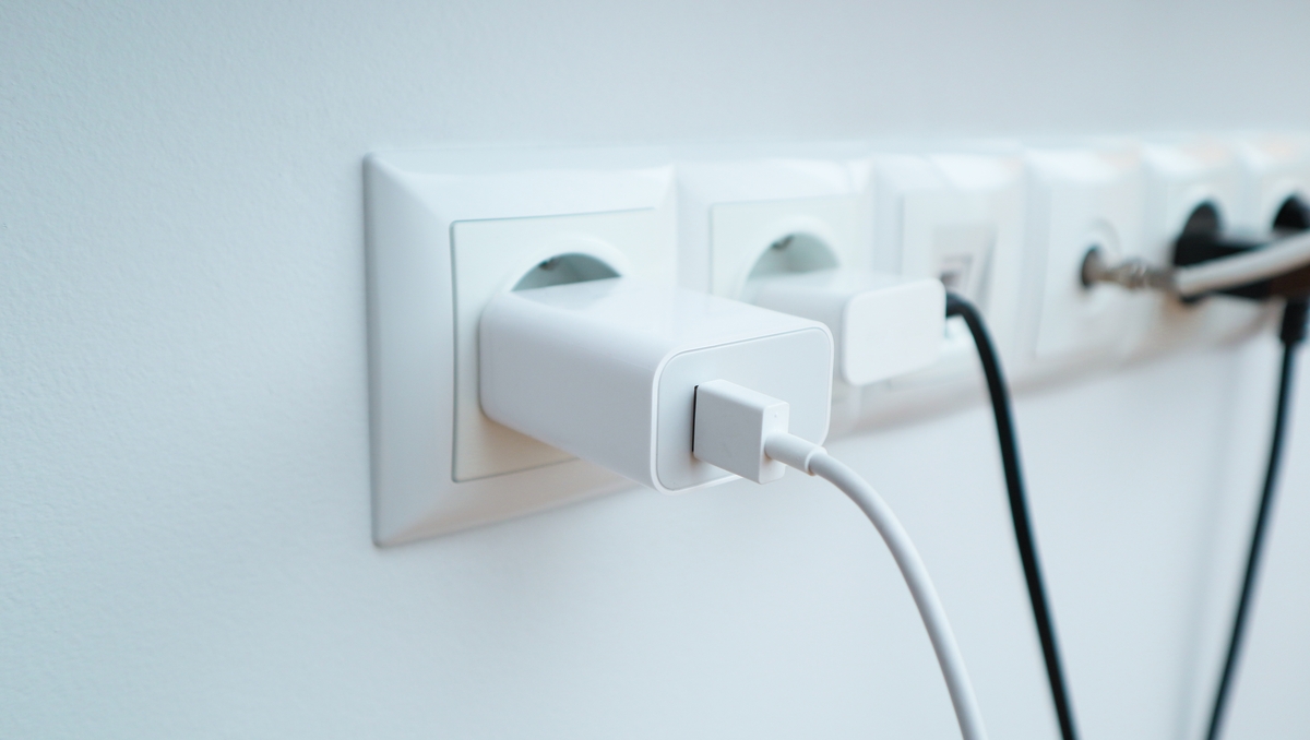 pbeyssac's tweet card. Selon un mythe, les chargeurs de smartphones consomment beaucoup d’énergie, même si les terminaux n'y sont pas branchés. Afin de terrasser cette hydre à sept câbles, nous avons mené une petite...