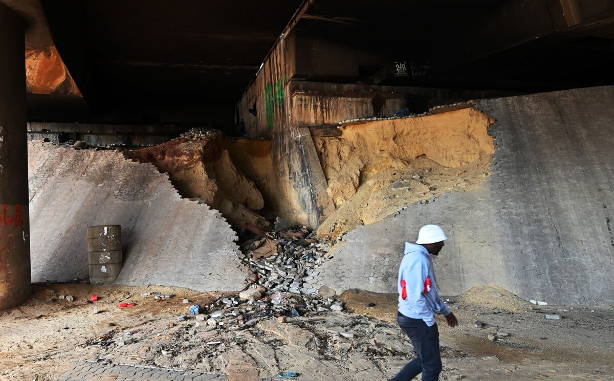 business's tweet card. Johannesburg was built on gold. It’s now such a mess that homeless people direct the traffic.