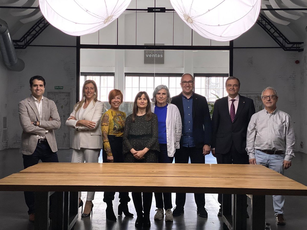 LidiaPitzalis's tweet card. La editorial Edelvives ha lanzado 4IU, un asistente inteligente que integra ChatGPT en su plataforma de...