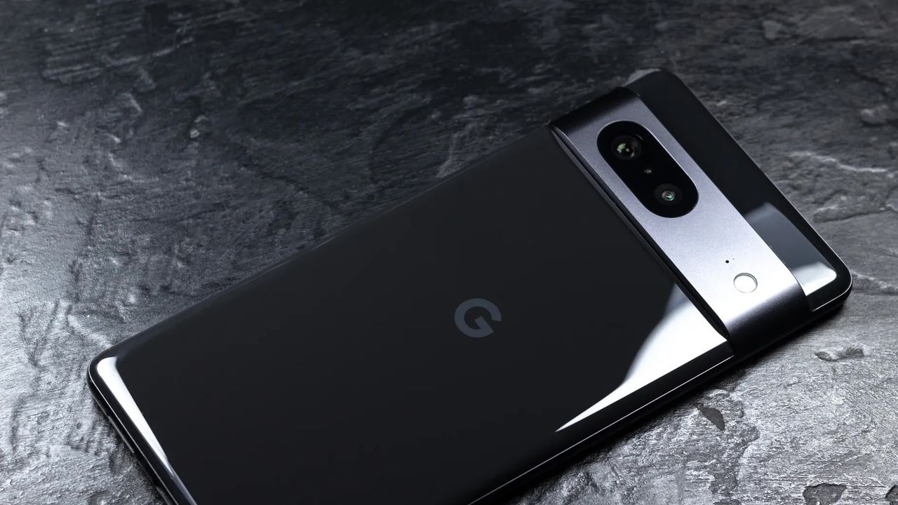 akashi_riot's tweet card. 「Pixnapping」と名付けられたこの攻撃は、システム権限を要求しない不正アプリがGPUの動作の時間差を悪用して画面表示を解析し、二要素認証（2FA）などの機密情報を盗み出すことができる。