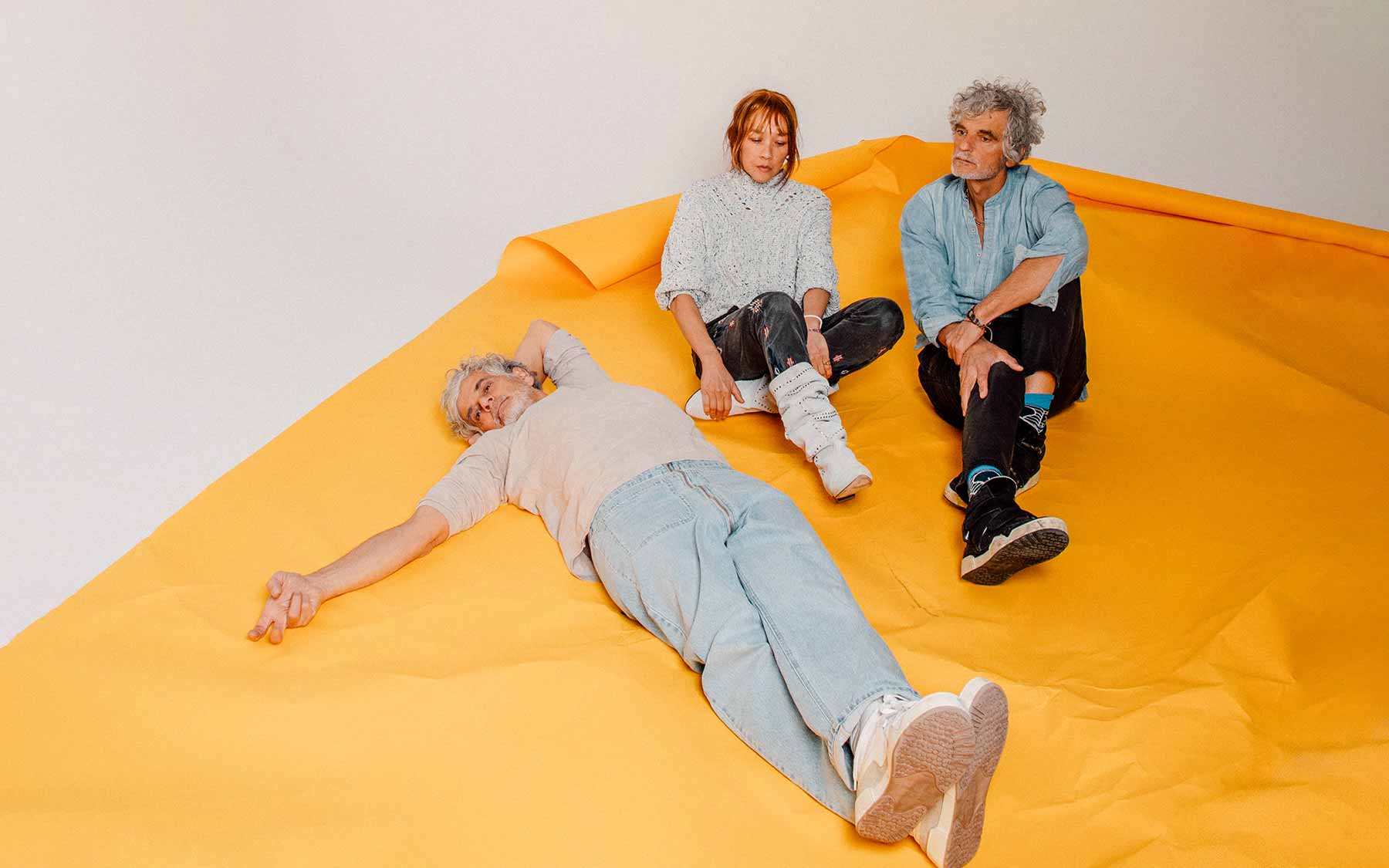 rockdelux's tweet card. Blonde Reahead han regresado con “Sit Down For Dinner” tras casi una década de silencio. Hablamos con Kazu Makino antes del inicio de su gira europea.