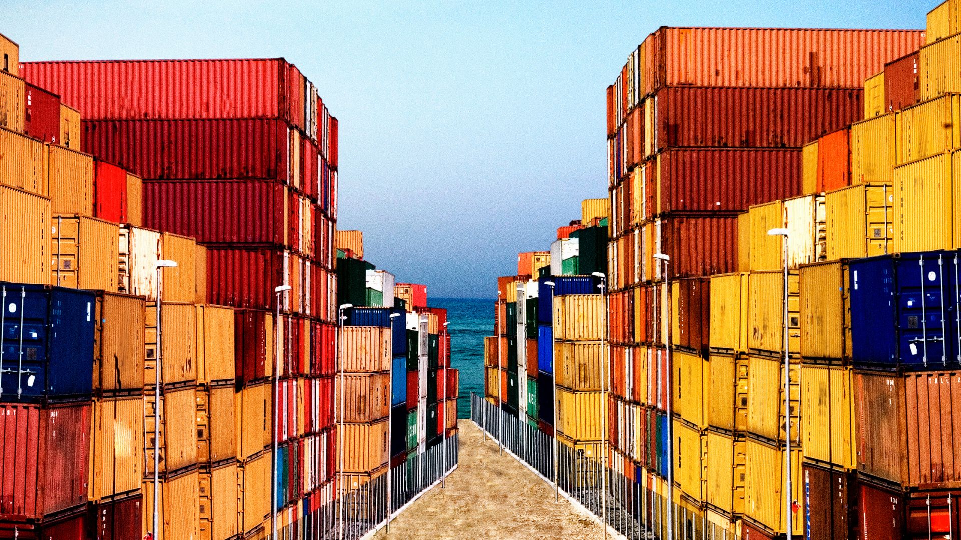 AGEXPORTGT's tweet card. Casi la mitad del comercio marítimo de Guatemala entra y sale por Puerto Quetzal, la terminal que conecta al país con el mundo y mueve buena