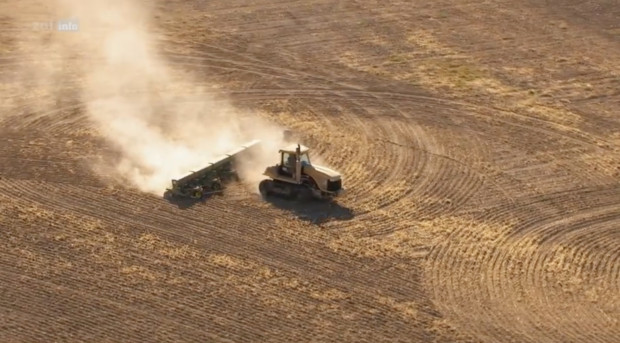 RolandTichy's tweet card. Die Meteorologen sagen voraus: Der August wird kalt und verregnet. Doch halb so schlimm. Das ZDF bietet den geplagten Zuschauern ein wenig Abwechslung mit dem Themenschwerpunkt: „Die Welt im Dürres...