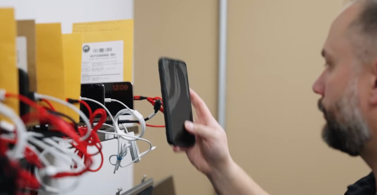 TheMolochBlog's tweet card. The leaked slide focuses on Google Pixel phones and mentions those running the security-focused GrapheneOS operating system.