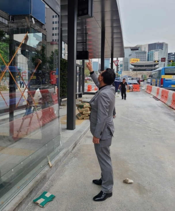 LifenBiz's tweet card. 서울시 '스마트쉘터'와 공공서비스 가치 ( I )2. 사람 중심의 공간을 만들기 위한 버스 정류장인가? & 문제해결 수단으로 기술 사용이 적정했는가? 버스 정류장은 "Shelter" 개념이 강하다. 버스 승하차를 위해 잠시 머무른 후 이동하는 공간이다. "Platform"과는 개념적 차이가 있는 공간이다. "Shelter"는 사람과 버스의 흐름이 원활하게...