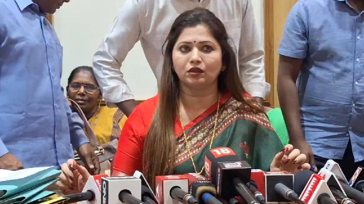 LoksattaLive's tweet card. दीपाली सय्यद यांचं वक्तव्य, "तिकिट वाटपात महिलांना डावललं जातं आहे, ४०० पारचं.."| Deepali Sayed Imp Statement About Female seat sharing also she raised voice about rajendra nerlikar Fraud