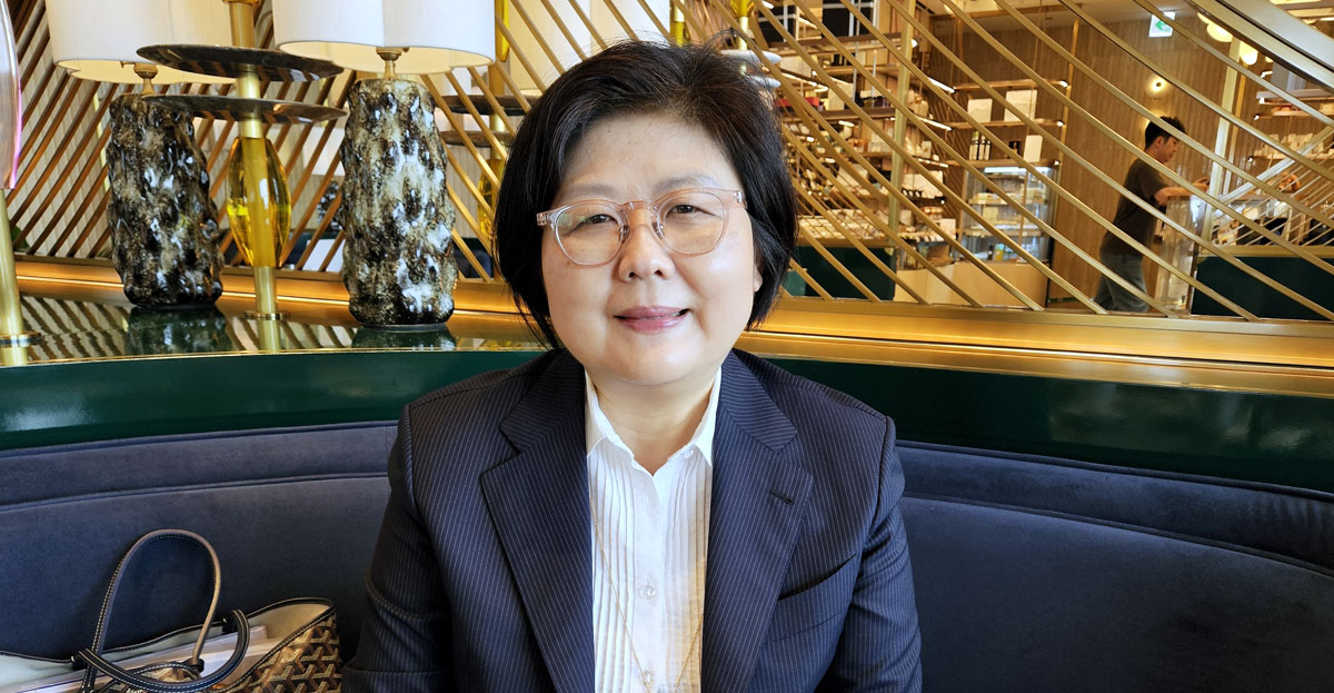 komspring's tweet card. 김건희 여사 논문 검증 '진상규명'을 약속한 숙명여대 문시연 교수(프랑스언어·문화학과 교수)가 이 대학 총장으로 선임됐다. 임기는 오는 9월 1일부터 시작된다.20일 오후, 숙명여대 이사회는 전체회의를 열고 이같이 결정했다고