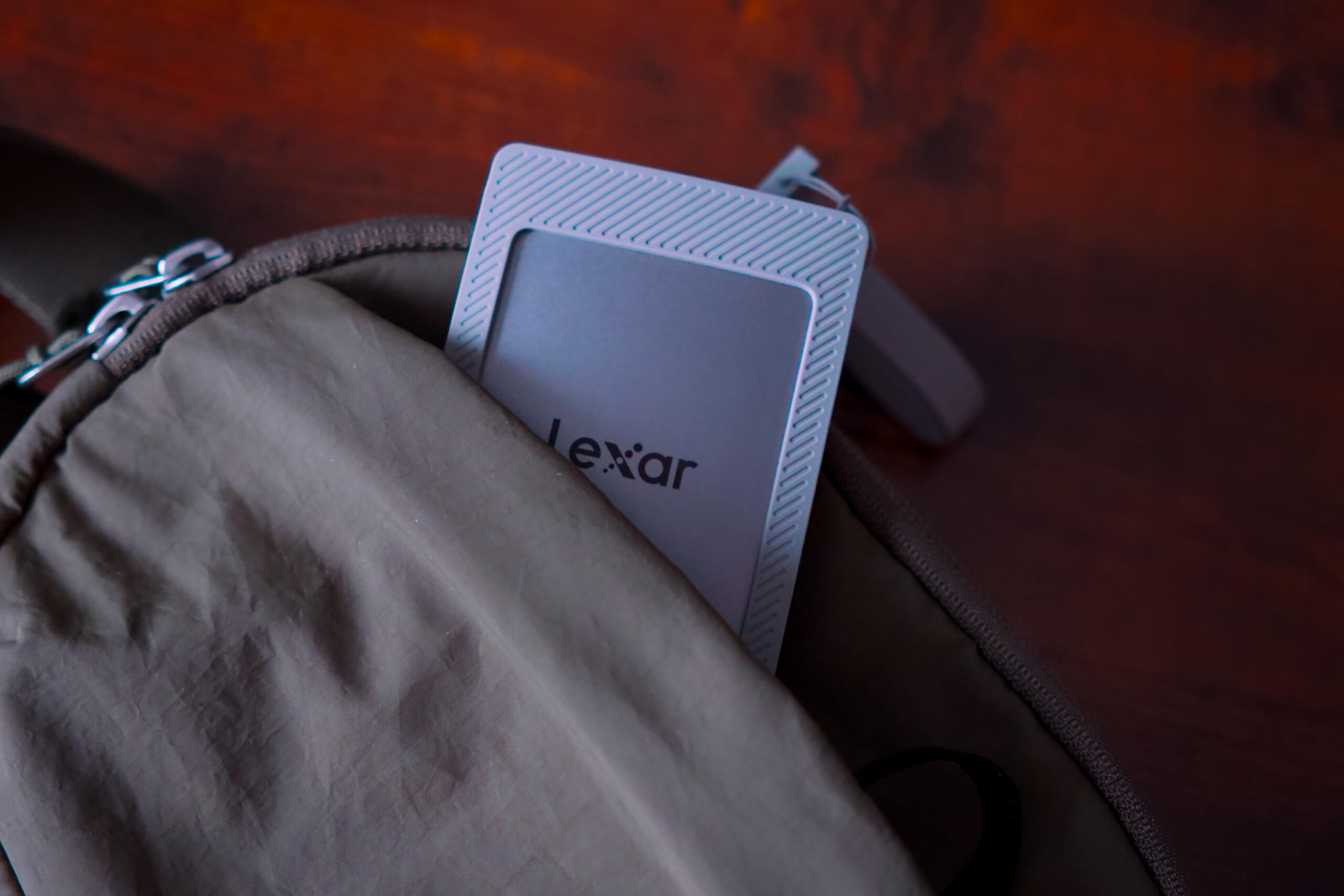 techlovepl's tweet card. Od momentu premiery iPhone’a 15 Pro i wprowadzenia USB C do smartfonów Apple, można podłączyć wiele akcesoriów współpracujących z USB C. Jednym z przydatniejszych może okazać się dysk SSD, dziś...