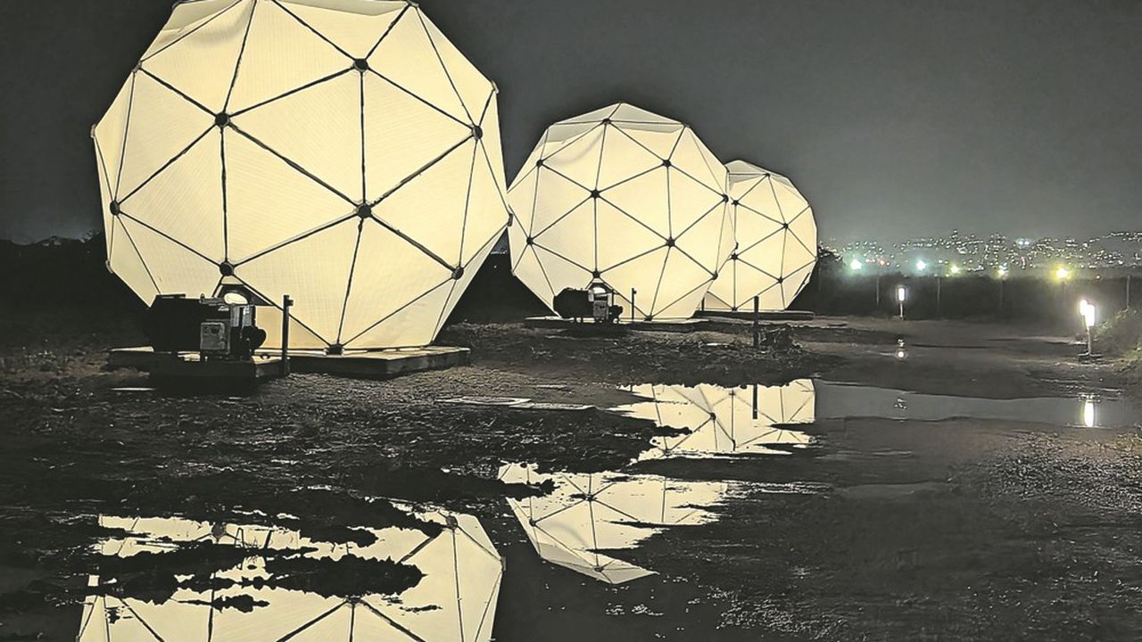 LesEchos's tweet card. L'opérateur a inauguré un nouveau téléport en Martinique en partenariat avec le français Eutelsat et sa constellation OneWeb. Cette infrastructure sert à faire le lien entre les réseaux terrestres et...