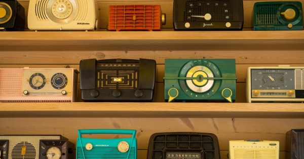 CommTechWow's tweet card. When I was a kid, you could actually look inside a radio and see all sorts of neat stuff in there, like the amazing mechanical linkages of the tuning mechanism, or the mysterious, soft yellow glow of...