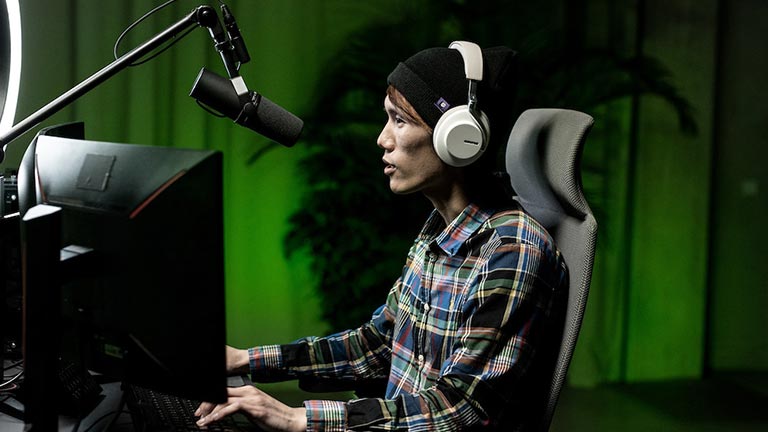 TechWiredUp's tweet card. What's the best microphone for streaming? We recommend the Shure SM7B. The Shure SM7B is hands down one of the best microphones for streaming.