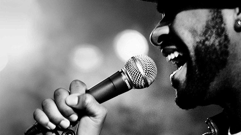 TechWiredUp's tweet card. What's the best microphone for live vocals? We recommend the Shure SM58. The Shure SM58 is the most popular mic in the world for live vocals.