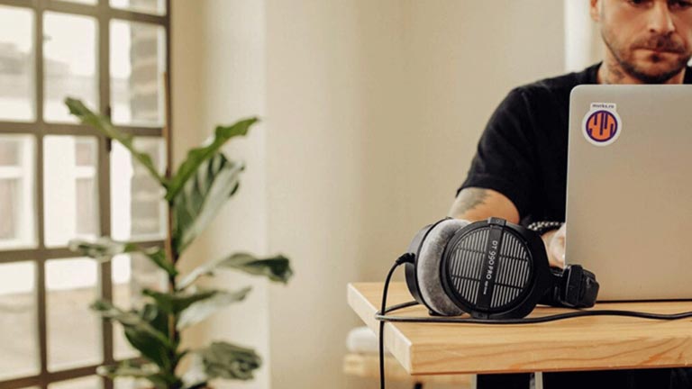 TechWiredUp's tweet card. What are the best headphones for bass guitar? We really recommend the Beyerdynamic DT 990. The DT 990 is great for listening to bass guitar.