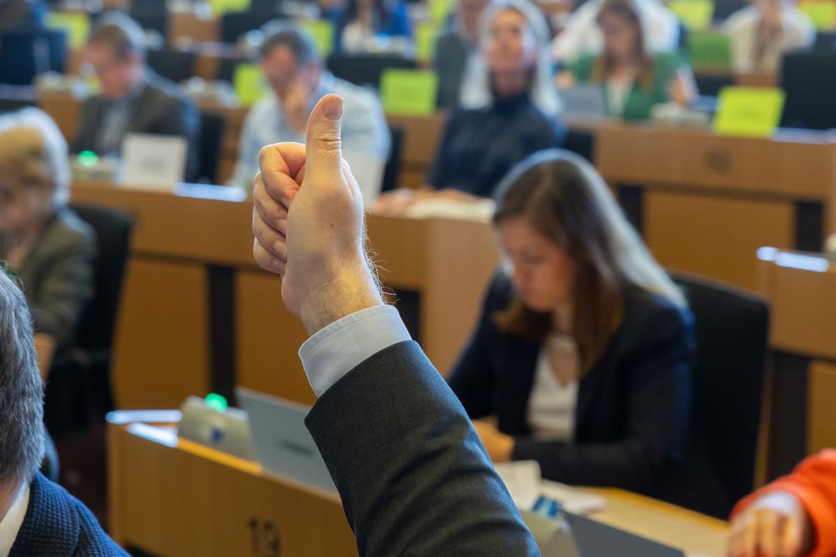 greenCB's tweet card. EU parliament votes to cut requirements for green reporting and transition plans aligned with the Paris Agreement.