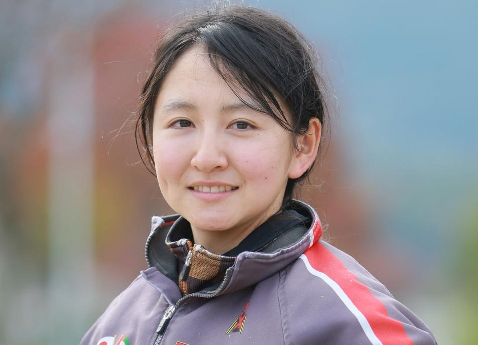 Umaya_Daily's tweet card. 　騎手・古川奈穂が２５日、自身のインスタグラムを更新。オーストラリアの名騎手とのツーショットを公開した。　「ワールドオールスタージョッキーズ（ＷＡＳＪ）に参加されていたクレイグ・ウィリアムズ騎手と写真を撮っていただきました」とつづり、笑顔でポーズを決める写真を投稿した。続けて「２０２２年のＷＡＳＪの際には沢山のアドバイスをいただき、鞭もいただきました！！そして今年のＷＡＳＪでも、検量室の鞍置...