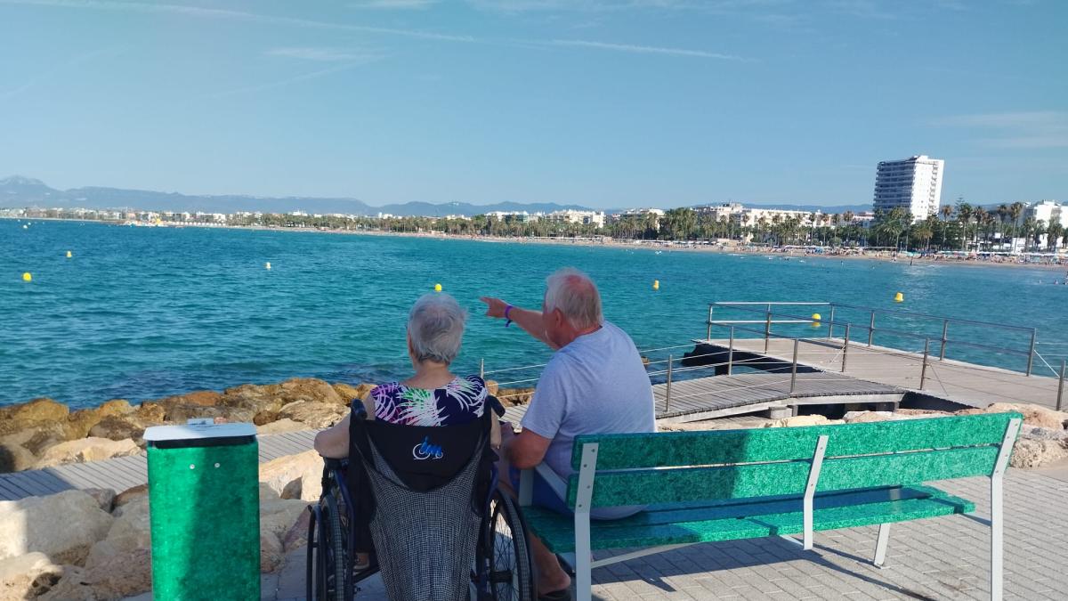 anna_tambo's tweet card. Los navarros Amaia y Julen Rodríguez siguen extendiendo su mobiliario con plástico reciclado por las costas españolas. Este verano han colocado cinco bancos y cinco papeleras en el paseo de Salou