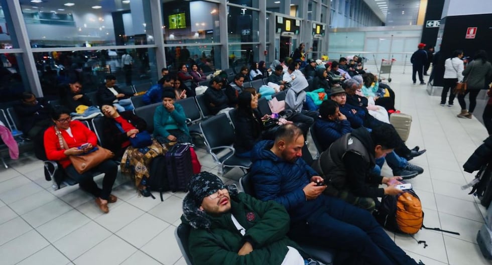 ecdata_pe's tweet card. El incidente ocurrido en la tarde del 2 de junio afectó el itinerario de 245 vuelos y casi 15 mil personas, según estimaciones de Aetai. Hasta el momento, las pérdidas económicas superan los US$8...