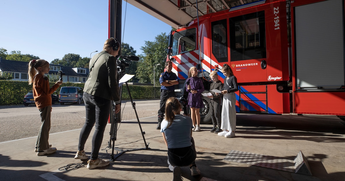 Prodas21's tweet card. DEURNE - Licht, camera en actie bij de brandweer in Deurne. Kinderen van basisschool De Piramide nemen daar een nieuwsitem op voor Prodas-jeugdjournaal Kids Flits. ,,Ik heb vandaag zo veel andere...