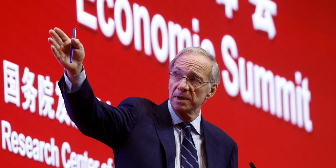 ChineseWSJ's tweet card. 桥水创始人、亿万富翁达利欧表示，西方试图阻止中国获得芯片的做法与美国在20世纪40年代对日本采取的政策“非常非常相似”。外界普遍认为该政策是导致第二次世界大战升级的元凶。