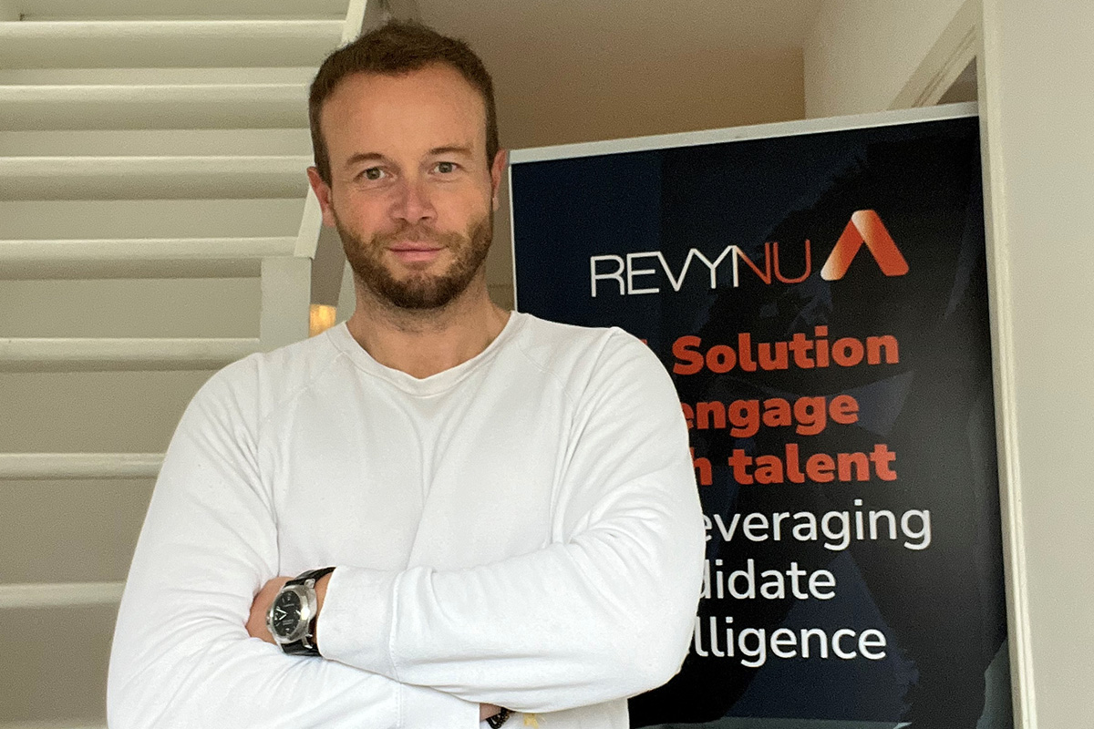 RecrTech's tweet card. Kijk woensdagmiddag 13 november om 16.00 uur naar een nieuwe aflevering van de Recruitment Tech Monthly. Te gast: Laurens Brand, co-founder van REVYNU. 