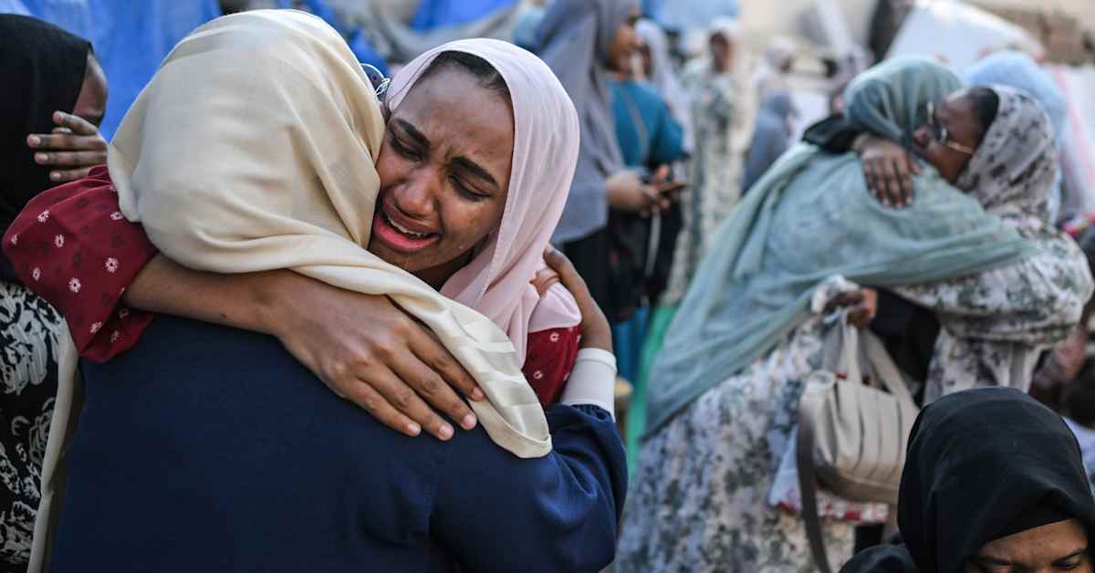 pelastakaalapse's tweet card. Sudanilaiset ovat kärsineet nälästä, kodittomuudesta, seksuaalisesta väkivallasta ja etnisestä vainosta. Muut maat ovat luvanneet apua, mutta siitä on toimitettu vain murto-osa.