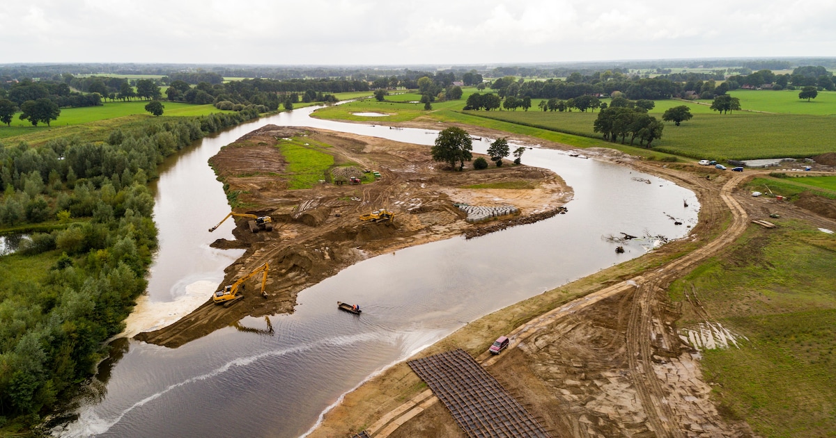 Vechtstromen's tweet card. De nieuwe vaarweg op de Vecht tussen Gramsbergen en Laar bij de grens met Duitsland is vandaag opengesteld voor de scheepvaart.