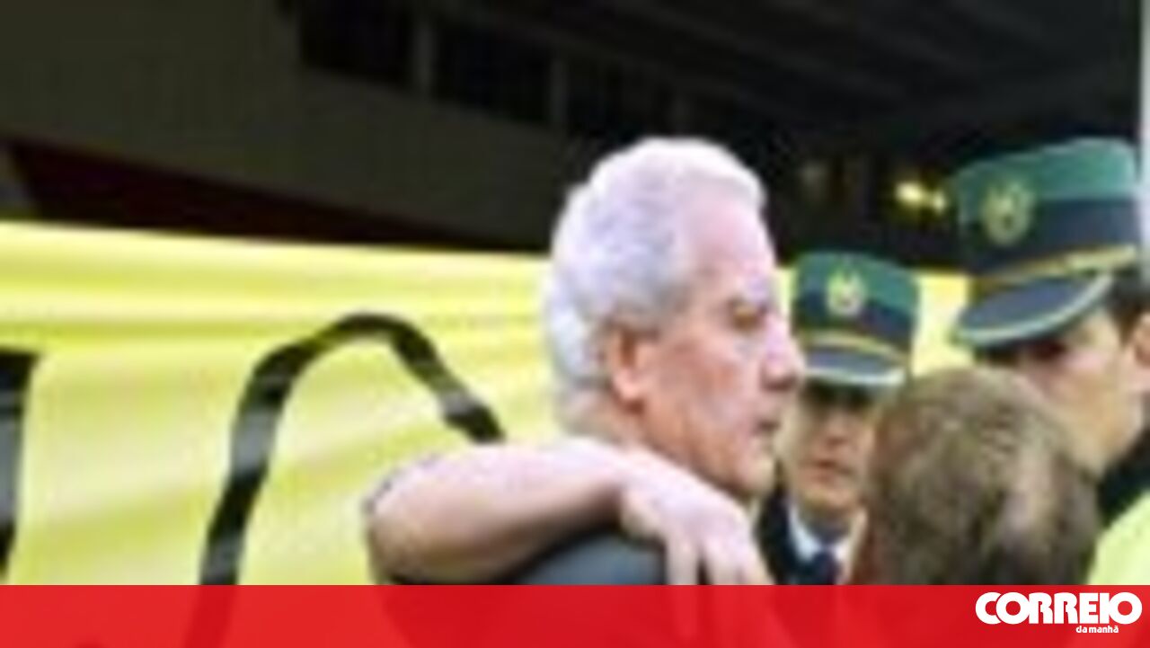 LGalrao's tweet card. Nove elementos da Quercus e da Greenpeace foram detidos pela GNR, depois de terem bloqueado a entrada da Vicaima, fábrica de madeiras em Vale de Cambra, durante toda a manhã de ontem.