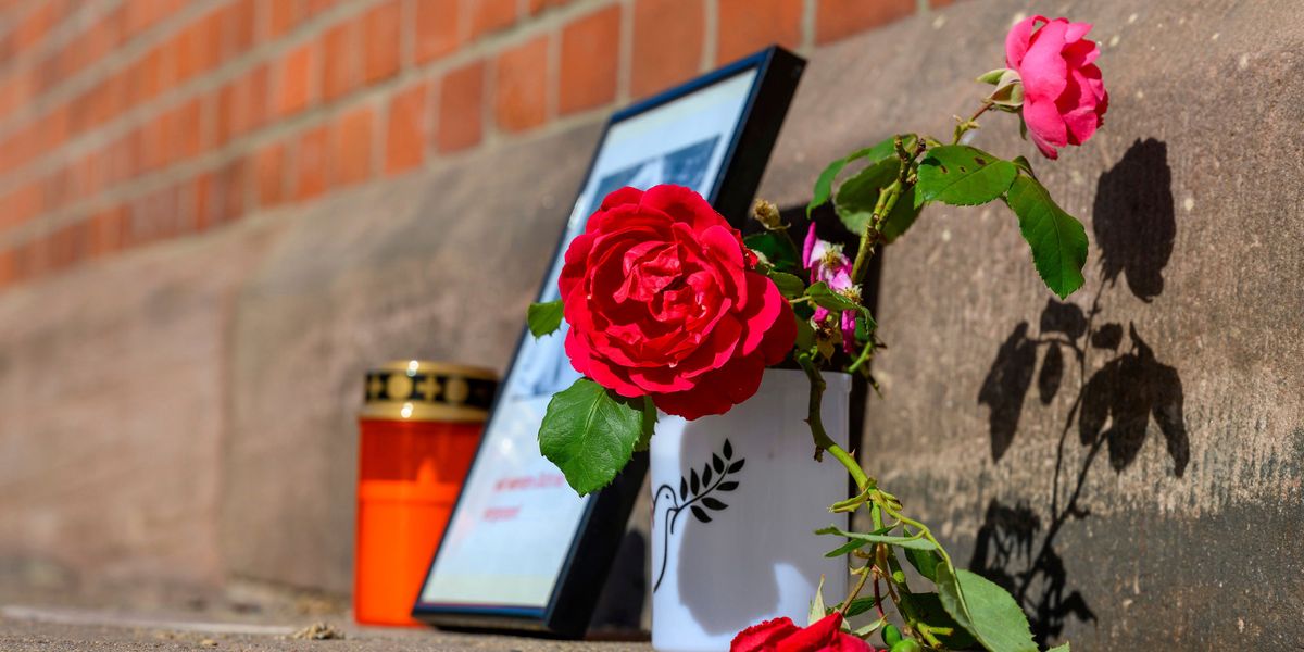 AmadeuAntonio's tweet card. Nach dem Tod einer 16-Jährigen in Friedland war die Polizei zunächst von einem Unfall ausgegangen. Jetzt wurde ein Mann festgenommen. »Die Empörung und die Wut sind sehr groß.« Aber auch die Solida...