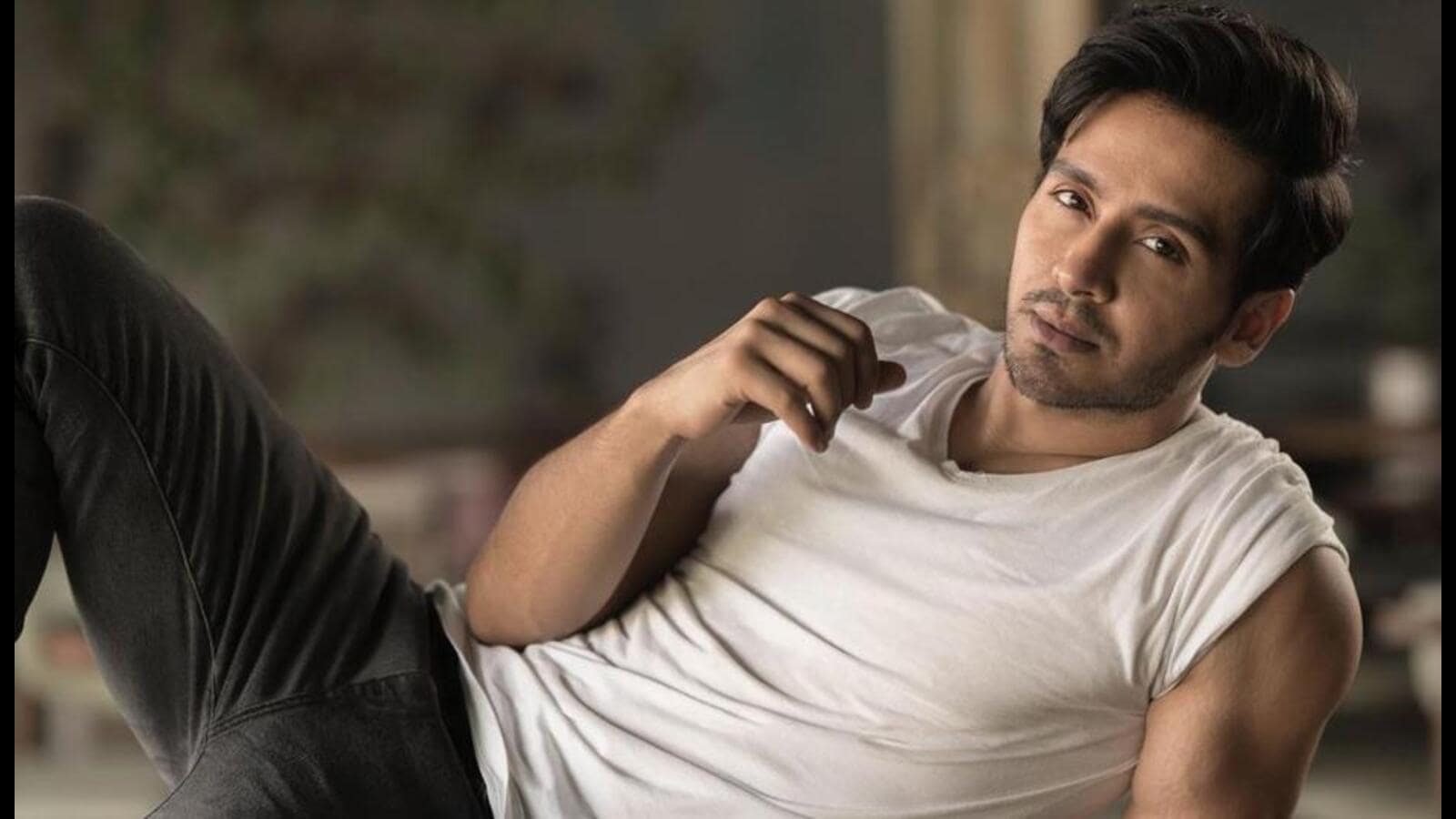 HindustanTimes's tweet card. Actor Param Singh claims to be single at the moment and calls his rumoured girlfriend Akshita Mudgal just a ‘bro-buddy’.