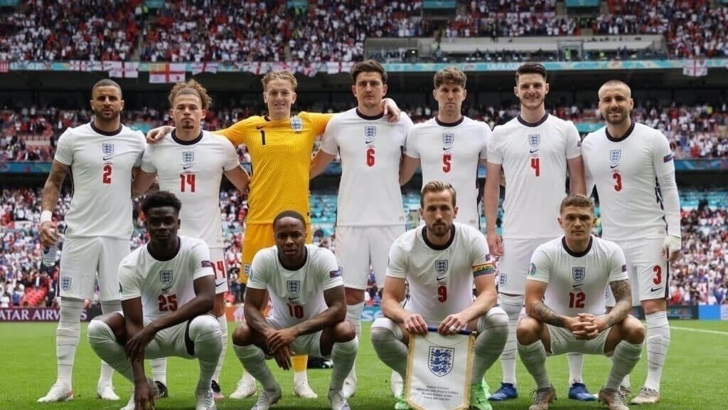 LecturesdePeggy's tweet card. Ban racists for life from all football matches in England.