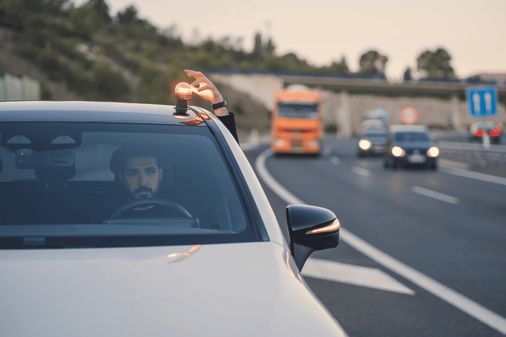 electronica_pic's tweet card. Erum Vial revela un preocupante desconocimiento sobre la luz de emergencia V16 conectada en España