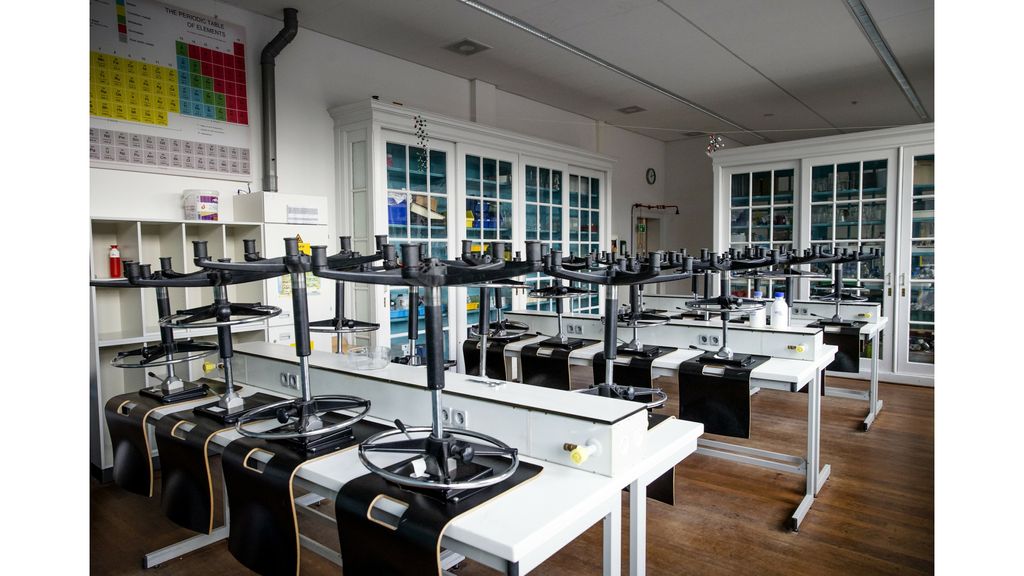 NOS's tweet card. Ze vinden het onverteerbaar dat uitzendbureaus leraren van de markt afhalen en ze vervolgens aan scholen verhuren tegen een hogere prijs.