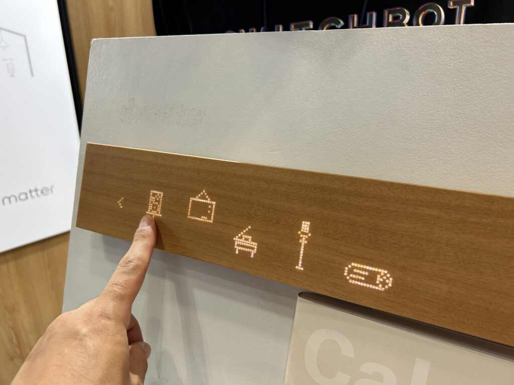 Maintainablejp's tweet card. ★要点壁の木片が、家族の連絡板であり家電リモコンであり情報端末になる。mui Labの「muiボード」は、木材のタッチパネルに天気・ラジオ・タイマーから照明やエアコンの操作、家族の手書き/音声メッセージまで集約。MatterやECHONET