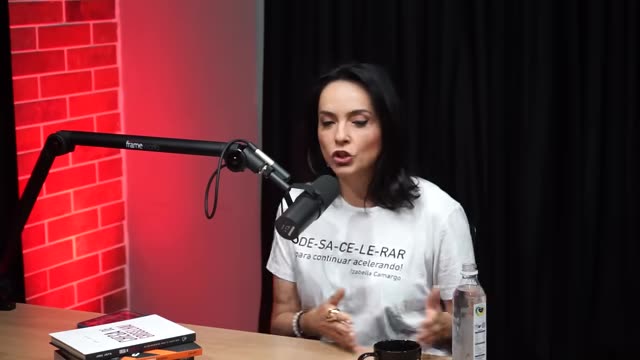 ththvinha200617's tweet card. Izabella Camargo discute a mudança nas dinâmicas de poder da mídia, enfatizando como a internet permite que indivíduos se expressem sem depender de plataformas de mídia tradicionais, como editores e...