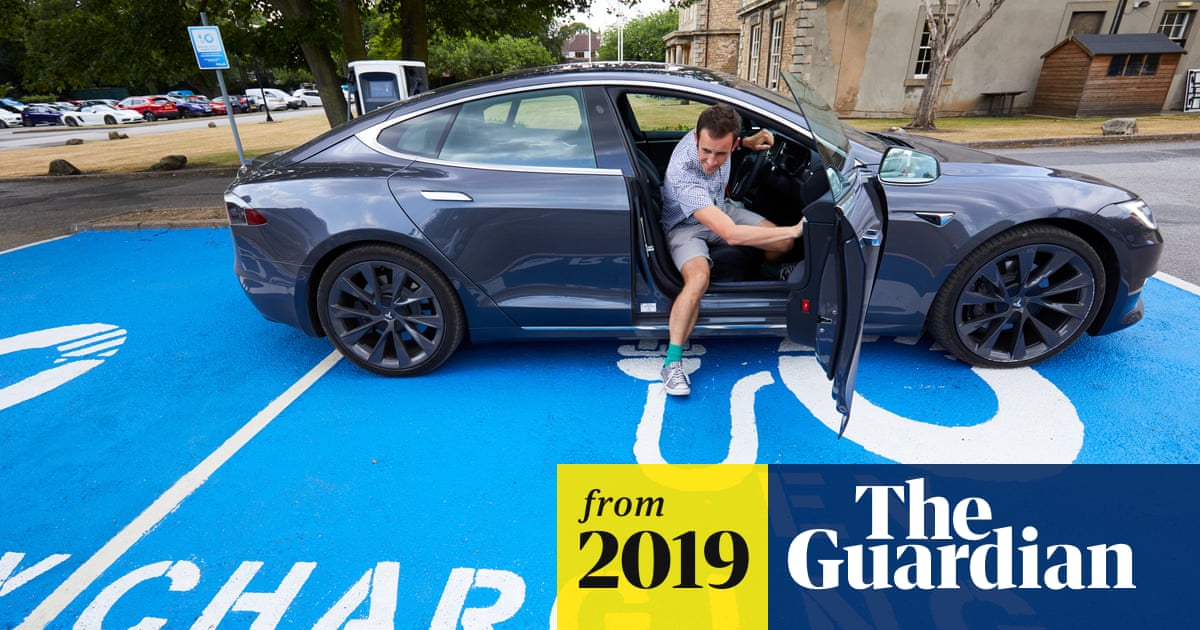 GraphiteSrg's tweet card. By 2050, National Grid predicts, 35m electric cars will supply energy when needed