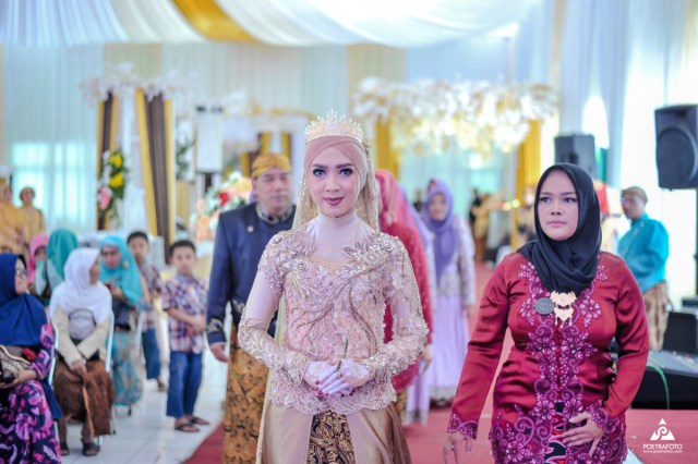 poetrafoto's tweet card. Foto Pengantin Wanita Wedding Muslimah Hijab Jawa Pernikahan Temanggung. Foto Pengantin Wedding Pernikahan Temanggung Elisa+Iqbal by Poetrafoto Fotografer Pernikahan Temanggung Jawa Tengah