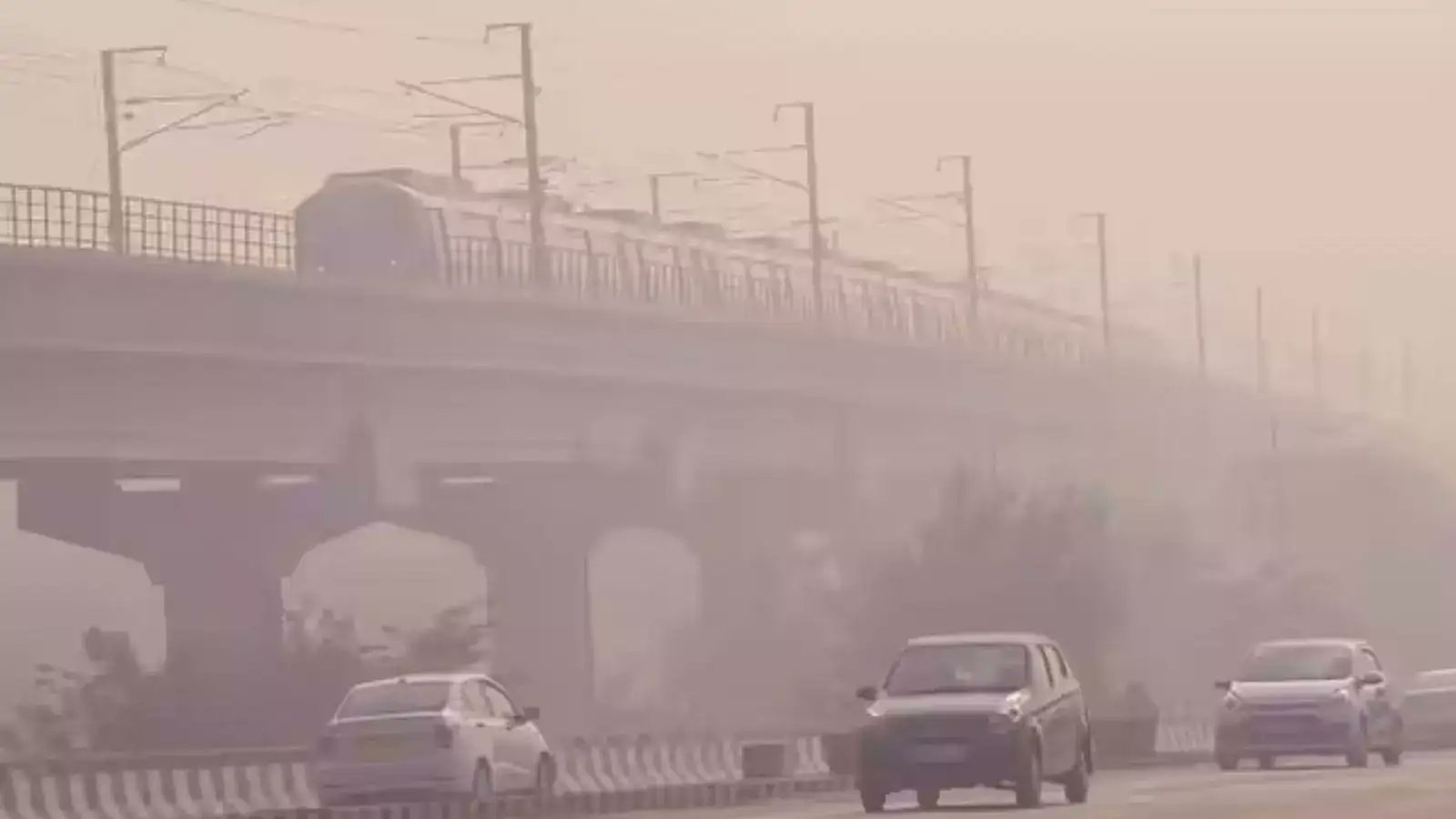 manishsingh981's tweet card. दिल्ली-एनसीआर प्रदूषण की मार झेल रहा है। नोएडा के सभी स्कूलों को हाइब्रिड मोड में चलाने का निर्देश जारी हुआ है। अभिभावकों को छूट है कि वो अपने बच्चों को स्कूल भेजें या घर से ऑनलाइन पढ़ाई कराएं।