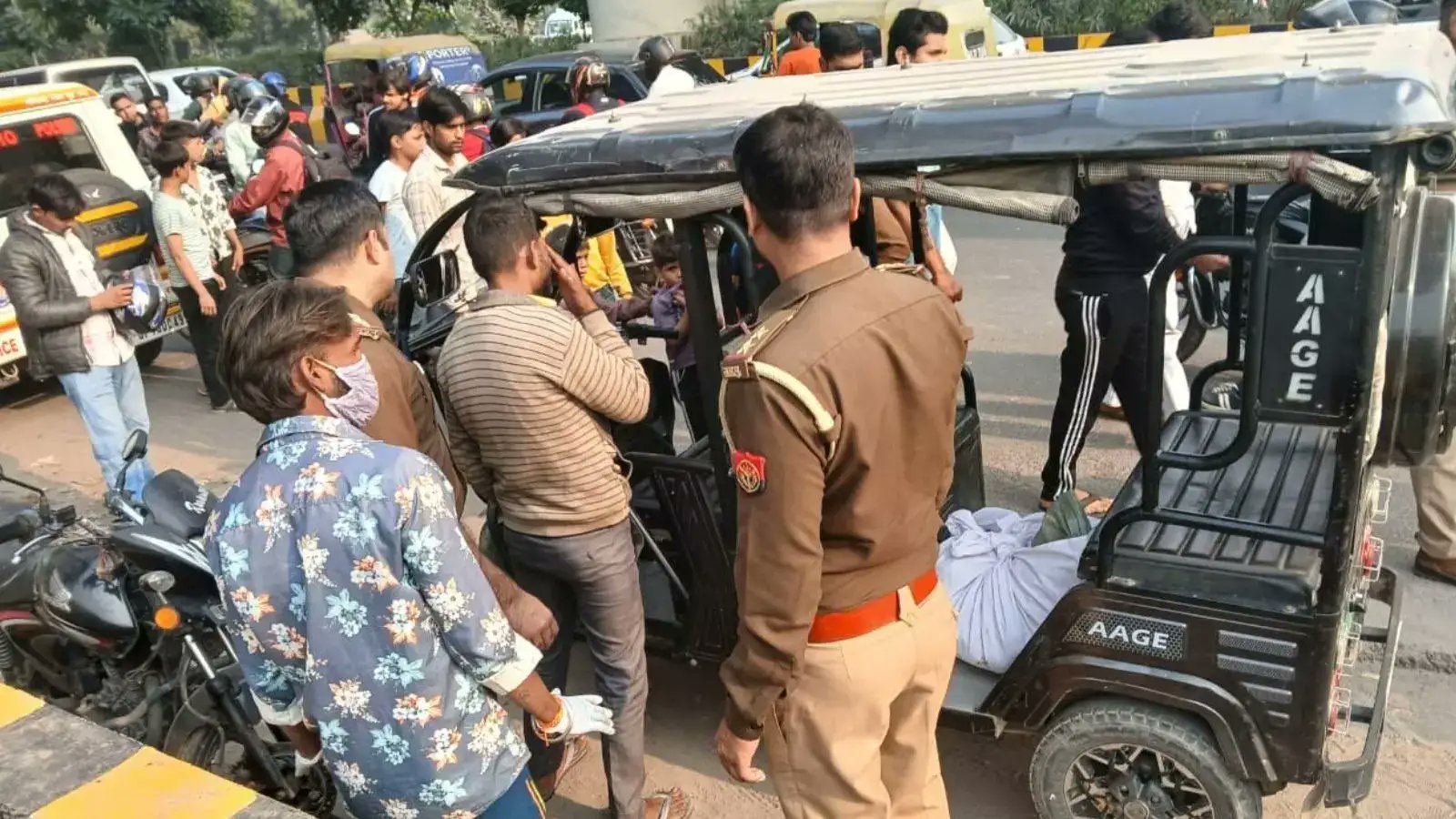 manishsingh981's tweet card. नोएडा में कुछ दिनों पहले नाले में सिर कटी लाश मिली थी। वहीं, अब नाले में एक कपड़े में हड्डियां मिली हैं। पुलिस मामले की जांच में जुट गई है। सीसीटीवी फुटेज खंगाल रही है।