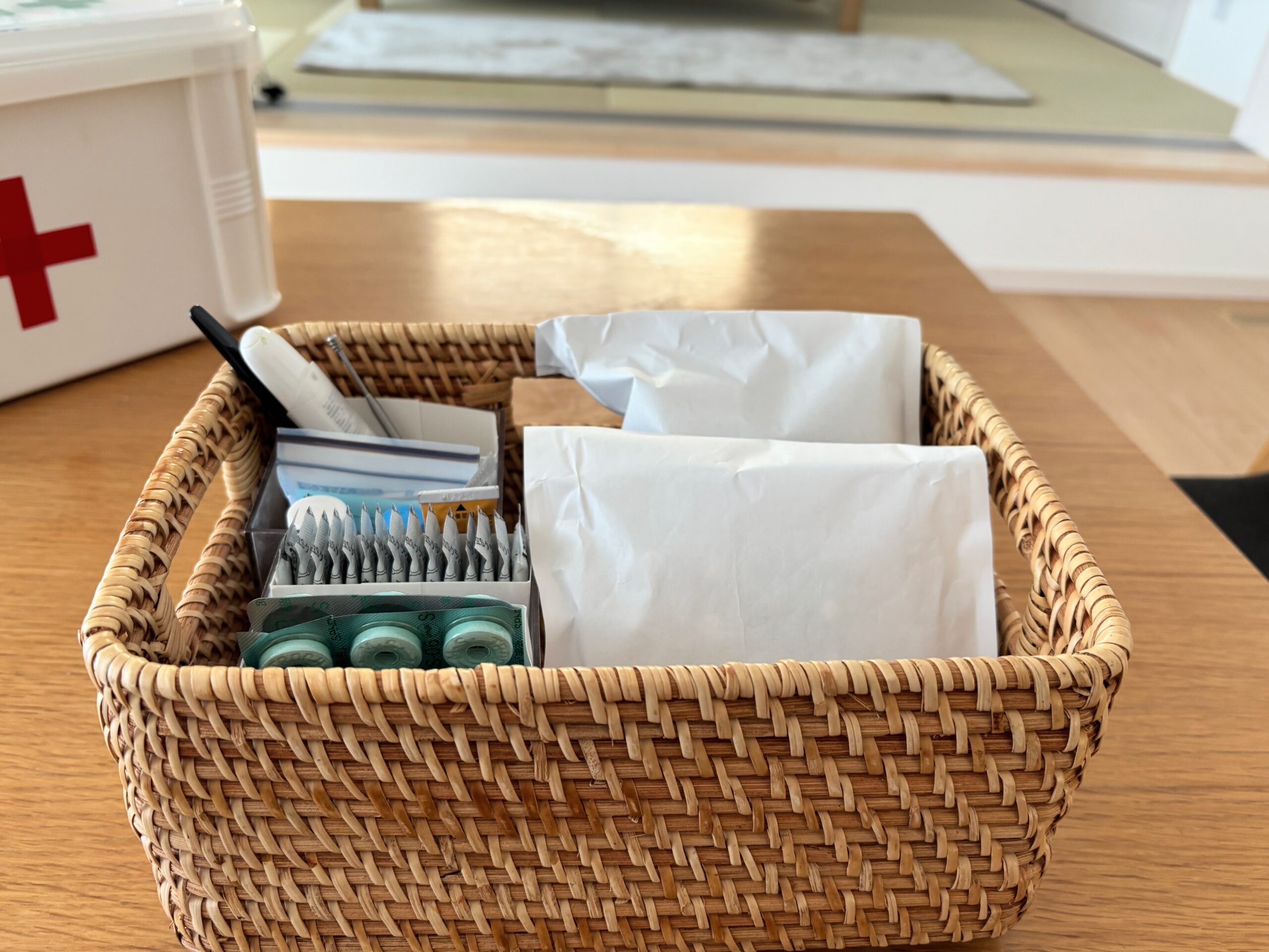 rinsimpl's tweet card. おはようございます、Rinです。 少し前に、使っていた竹製の耳かきの先が割れてしまい、新しい耳かきを買ったと書きました。 今回はステンレス製。アルコール除菌もできて、これなら割れる心配もなし。「一生モノかも」と思ったんです。 耳かきは、薬箱